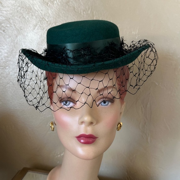 JAUNTY 1940\'s EMERALD GREEN FELT HAT WITH FEATHERS & HALF VEIL main image 15